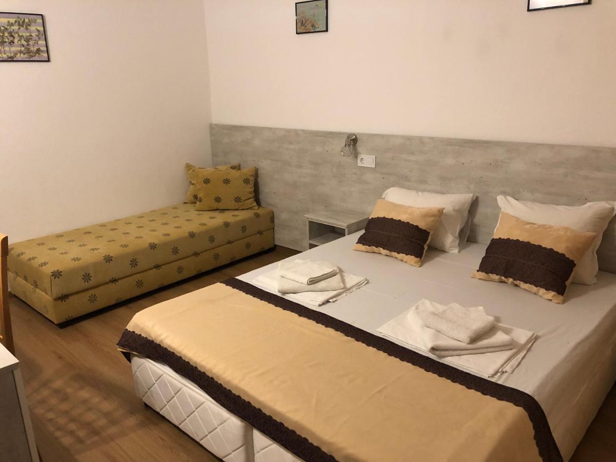 Guest Rooms Southern Nights Varvara  Buitenkant foto